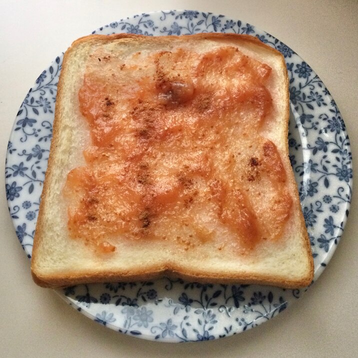 ココナッツ風味のいちじくジャムトーストシナモンがけ